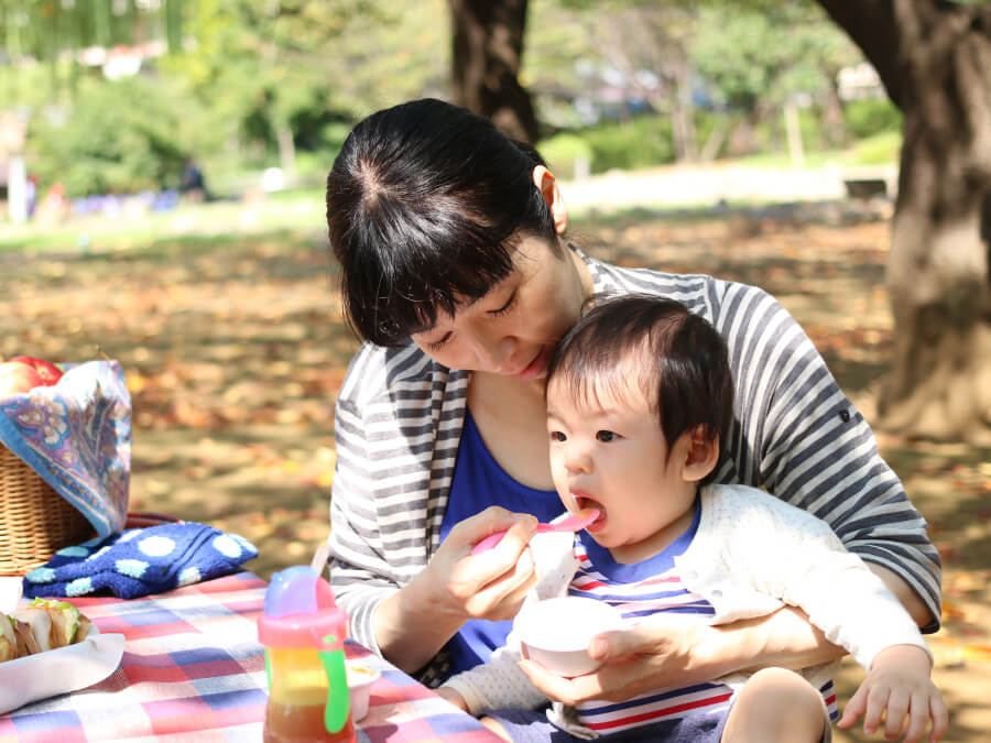 赤ちゃんにご飯をあげる母