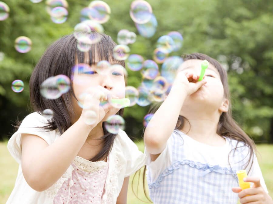 シャボン玉と子どもたち