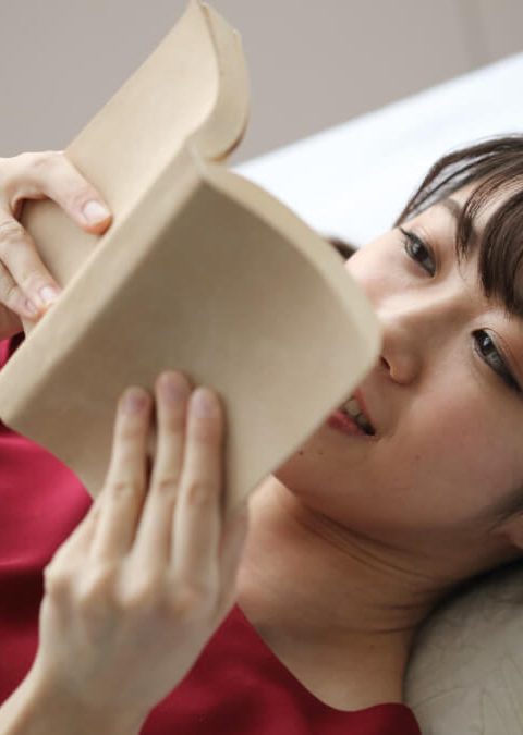 エッセイ本を読む女性