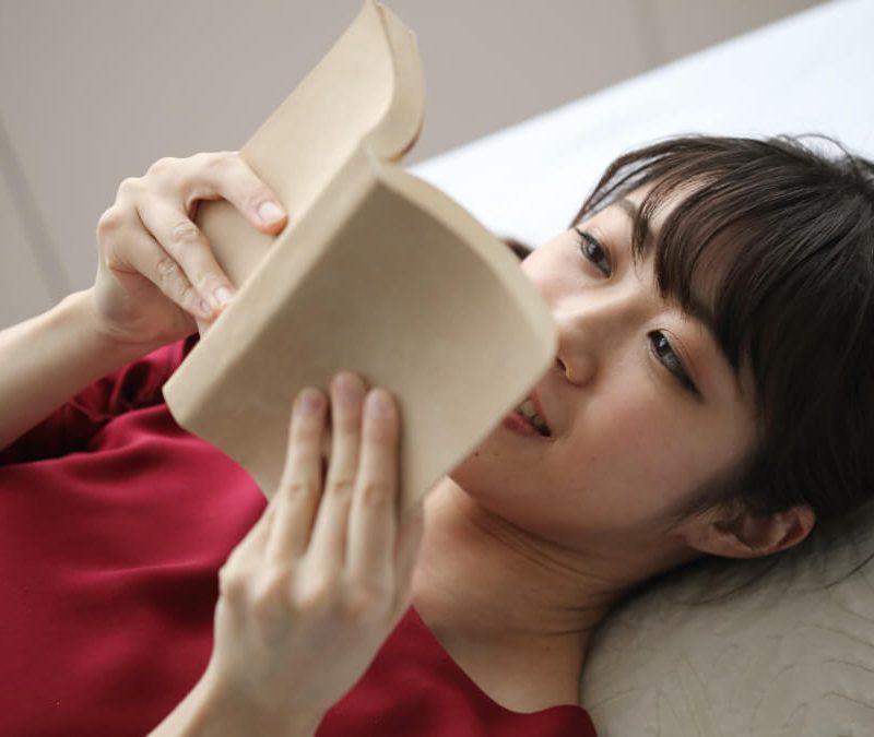 エッセイ本を読む女性