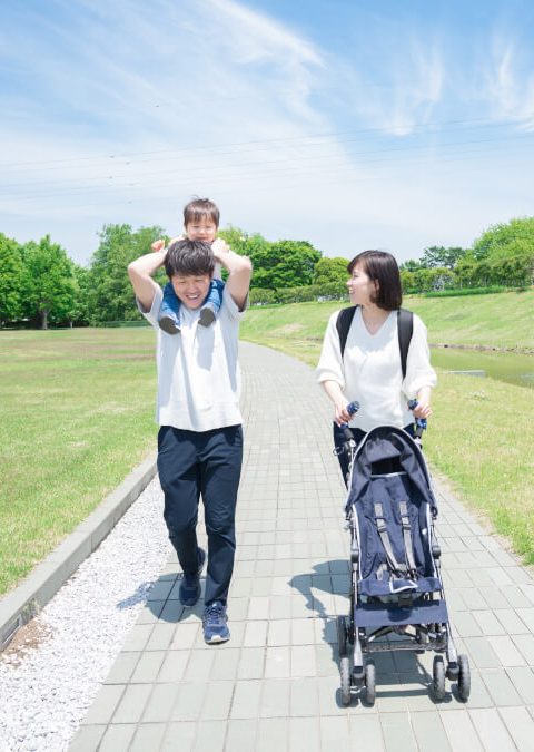 散歩を楽しむ家族