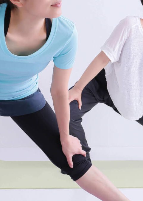 ストレッチをする女性
